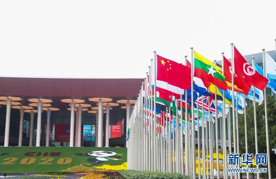 这是2020年11月2日拍摄的进博会场馆——国家会展中心(上海)南广场。新华社记者 丁汀 摄