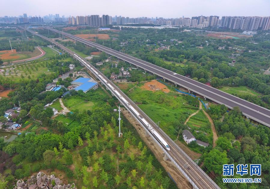 高铁列车在成渝客专铁路线上行驶(2020年7月22日摄,无人机照片)。新华社记者 刘坤 摄