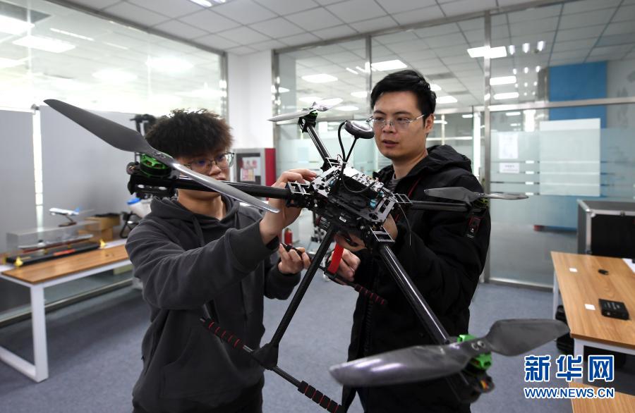 天津凌智皓越航空科技有限公司工作人员检查无人机状态(2020年12月3日摄)。近年来,天津滨海新区大力促进无人机产业发展,已形成包括研发设计、生产制造、总装总测、试验培训、综合保障等较为完整的无人机产业链。新华社发(赵子硕 摄)