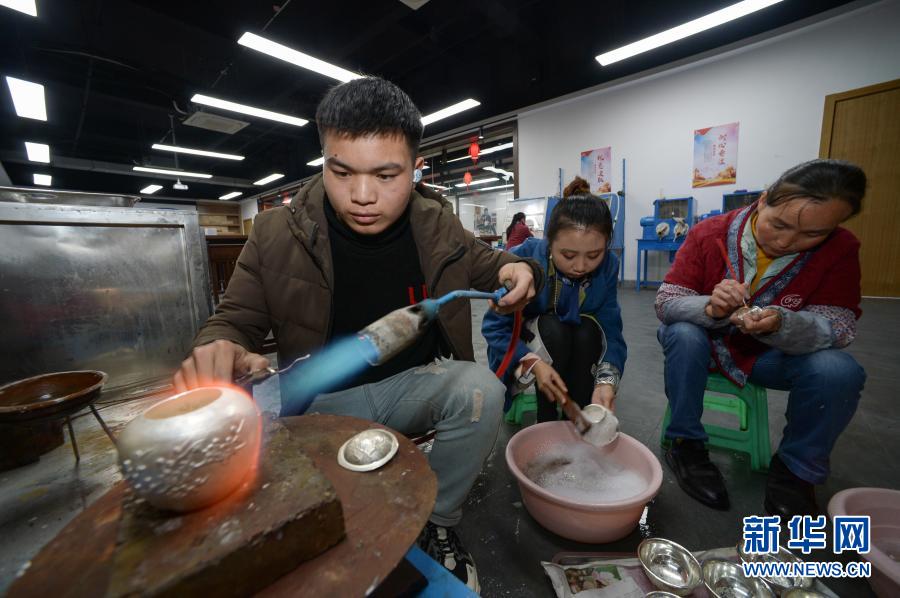 贵州省丹寨县一家银饰加工企业的工人在加工银器(2020年11月17日)。新华社记者 杨楹 摄